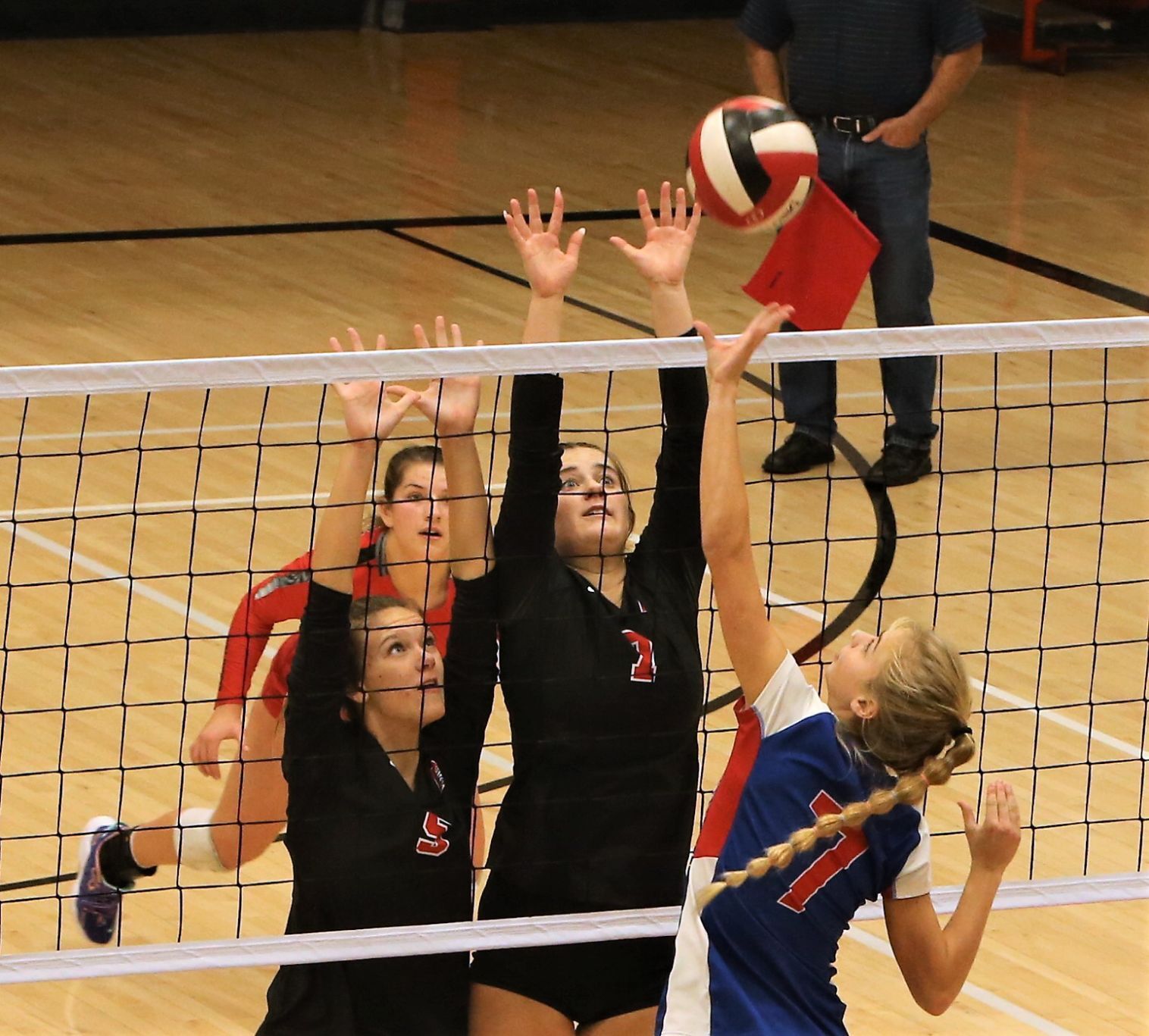 101821-qc-spt-cam-assum vball15.jpg